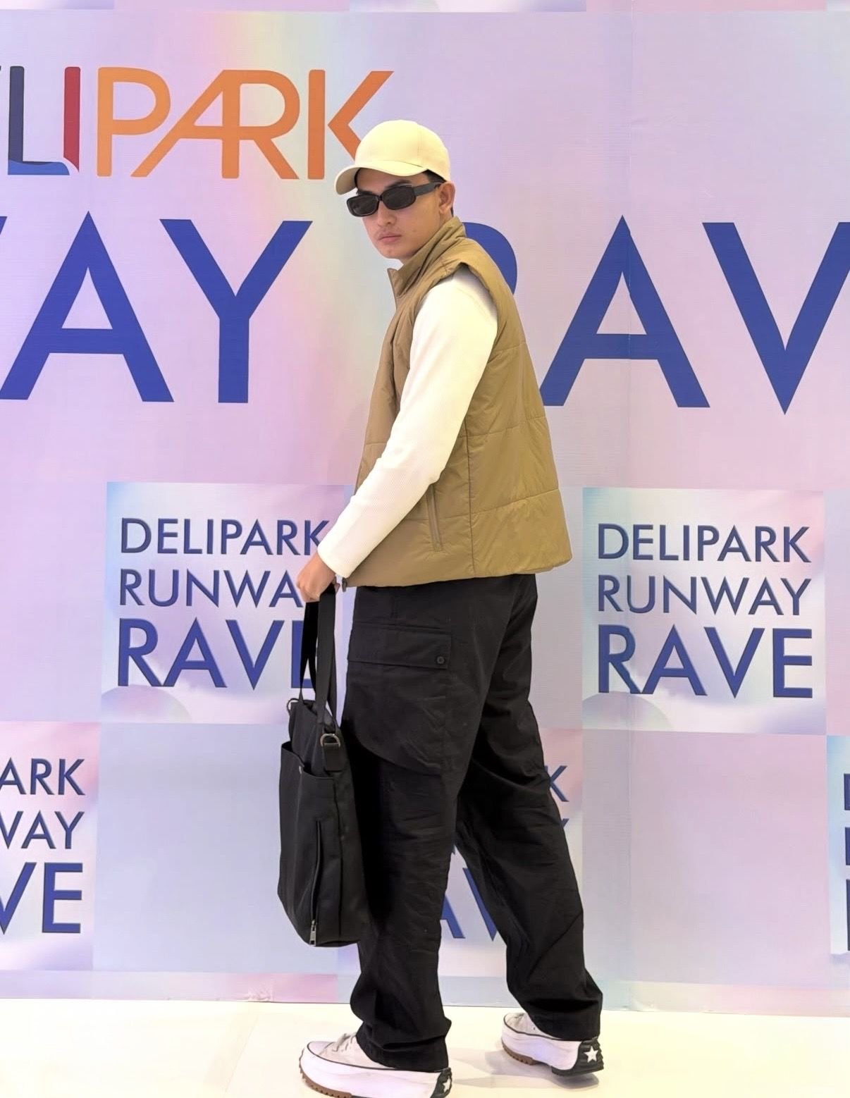 Arya Nugraha tengah melangkah di runway Delipark Runway Rave 2025